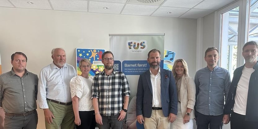 Foto av alle partene i FUS-oppgjøret oppstilt. Totalt åtte personer.