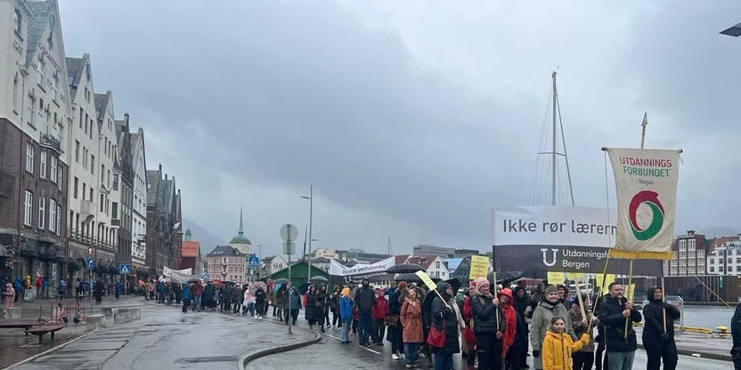 Bilde av 1. mai-tog foran Bryggen i Bergen