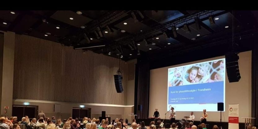Kursrom med mennesker 