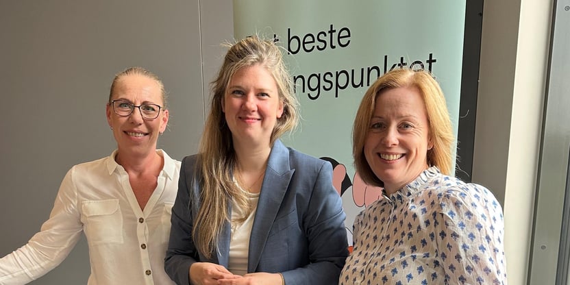 Bilde av tre personer foran en banner for Utdanningsforbundet. Sofie Høgestøl er en av dem.