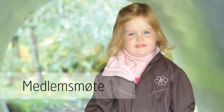 Bilde av liten jente med parkdress inne i en tunell med grønn bakgrunn.