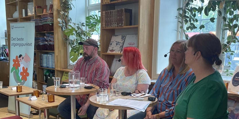 Debattpanelet på pedagogisk kafe, fra venstre Sigurd Ljøen (Bortigard barnehage), Isabel Hem-Grindheim (mor til barnehagebarn), Elisabeth Thorland (Blokkhaugen barnehage), Toril Kalsås (Debattleder)