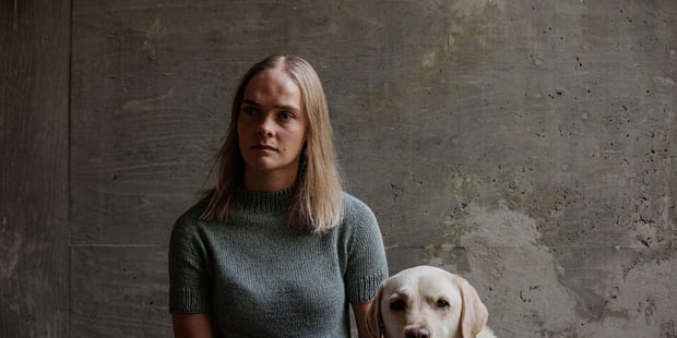 bilde av en jente med hund