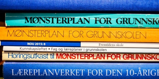 Læreplaner som ligger i en bunke oppå hverandre. Foto.