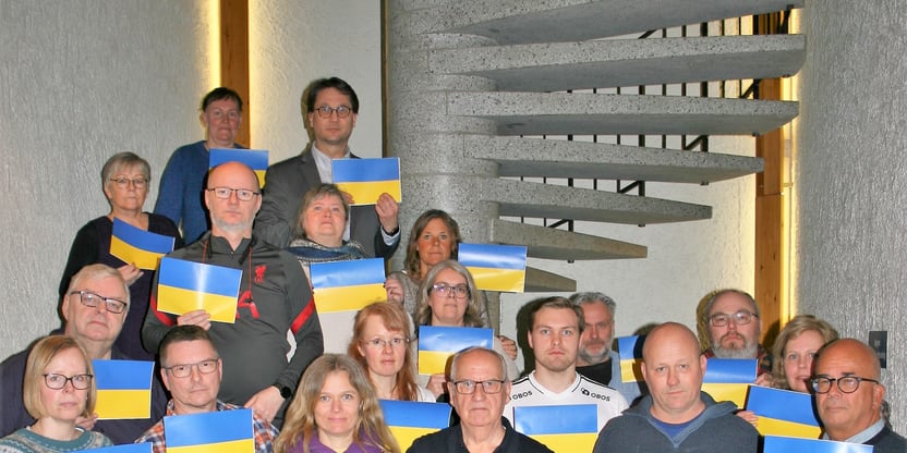 Bildet viser fylkestillitsvalgte i Nordland som holder Ukrainiaflagg. Foto.
