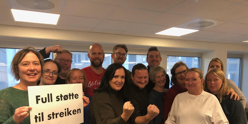 Stor gjeng med plakater. Foto.