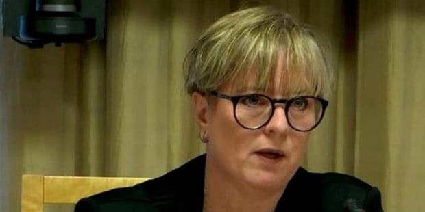 Bilde av en dame som snakker i en mikrofon