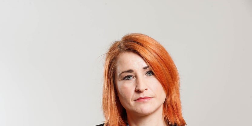 Nærbilde av Ann Mari Milo Lorentzen, 1. nestleder fra 01.01.2024. Alvorlig, lukket munn, hodet litt på skakke.