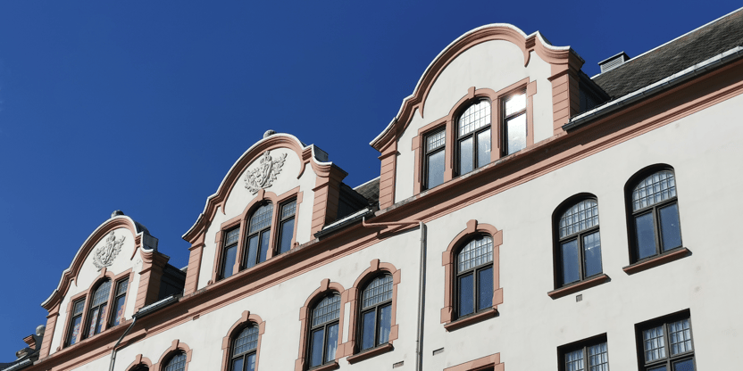 På runden fikk vi blant annet høre historien om da det krasjet et fly inn i det som da var en kaserne i festningsleiren på Rosenborg. På bildet ser vi at riksvåpenet mangler på en av søylene i bygget som i dag huser Tomasskolen i Trondheim.