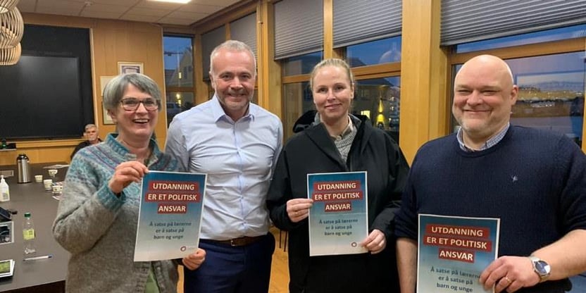 Bilde av fire politikere i Kristiansund som holder opp hver sin plakat