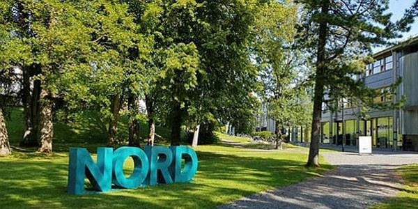 Bildet viser grøntareal med ordet nord - foto