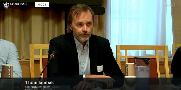 Bilde av en av Utdanningsforbundets sentralstyremedlemmer i Stortingssalen i Oslo. Foto.