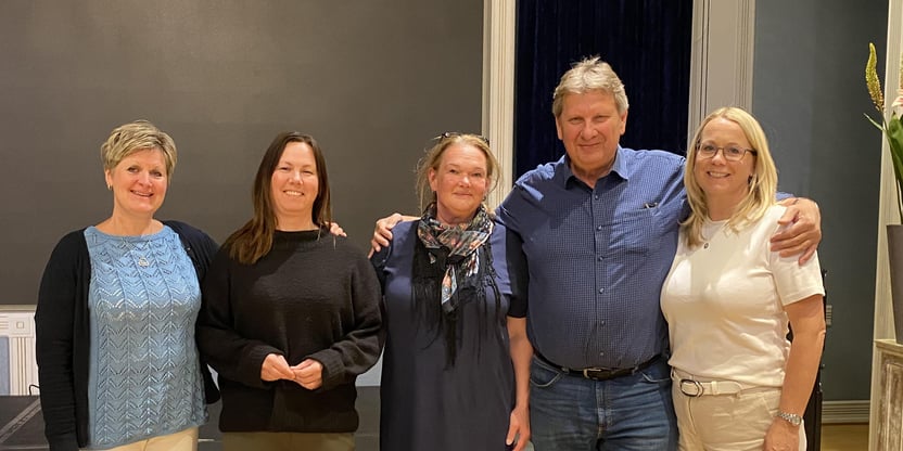 Bilde av 5 personer i helfigur. 4 kvinner 1 mann