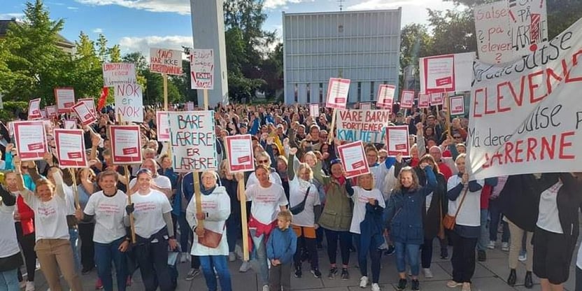 Folkemengde samlet for å markere støtte til lærernes streik. Mange plakater og bannere. Foto