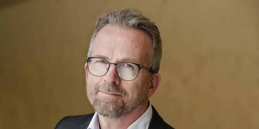 Bildet er av Utdanningsforbundets leder, Geir Røsvoll. Han har kort hår, kort skjegg og bruker briller.