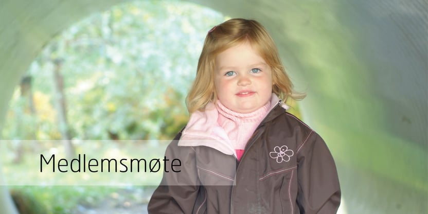 Barnehagebarn i en parkdress i en tunell. Teksten "Medlemsmøte" står nederst i venstre hjørne av bildet. Foto