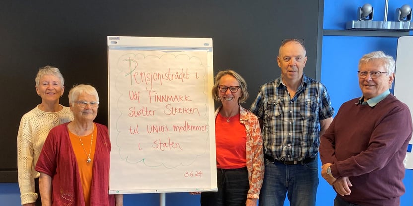 Pensjonistrådet i Utdanningsforbundet Finnmark med flipover med påskriften " Pensjonistrådet i Utdannnigsforbundet Finnmark støtter streiken til Unio's medlemmer i Staten"
Fra ventre Aud Karin Vorren, Inger Støreng, Anne Therese Seppola, Harold Georg Olsen og Johan Daniel Danielsen Hætta.
