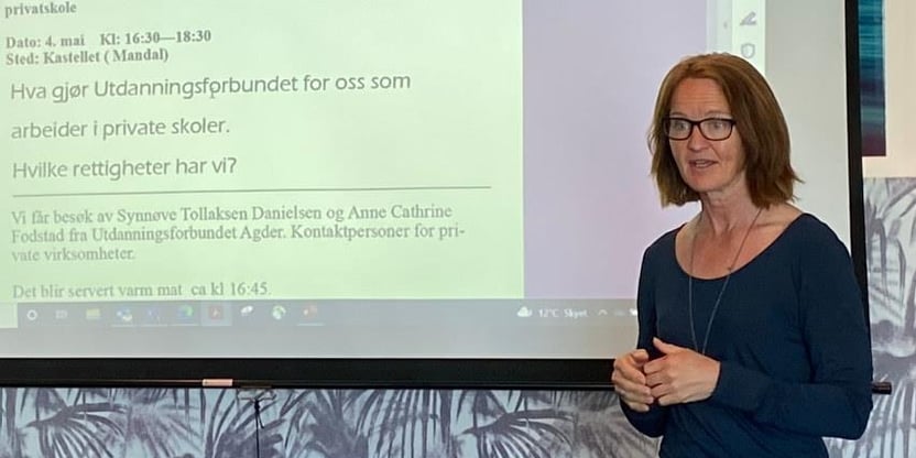 Vi ser bilde av Anne Cathrine Fodstad i halvprofil samt del av lerret med pp-presentasjon. 