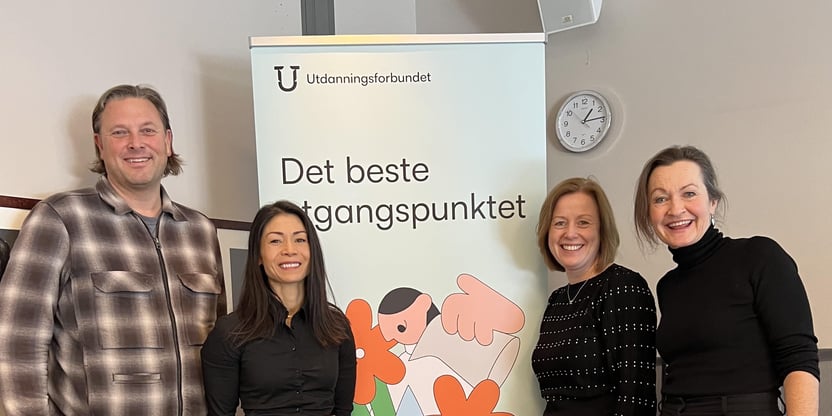 Fire personer foran en Roll-up. Bilde i forbindelse med konferanse om kunstig intelligens, Utdanningsforbundet Østfold