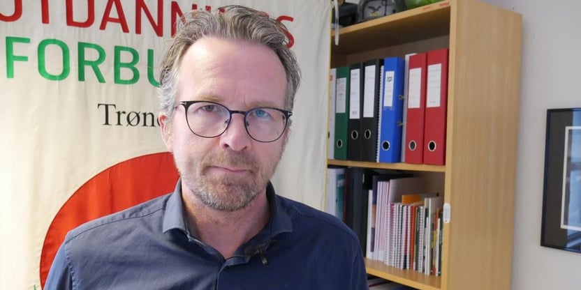 Bilde av fylkesleder Geir Røsvoll foran en bokhylle og Utdanningsforbundet Trøndelags fane. FOTO