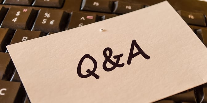 Foto av et laptoptastatur med lapp "Q&A"