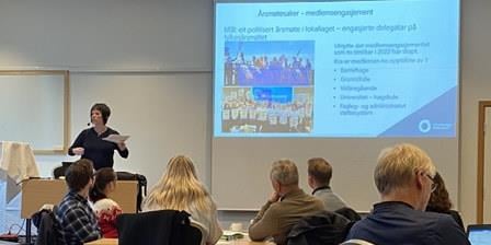 Fylkesleder holder innlegg foran møtesalen med lokallagsledere