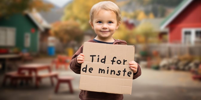 Foto av barn som holder plakat med påskriften tid for de minste