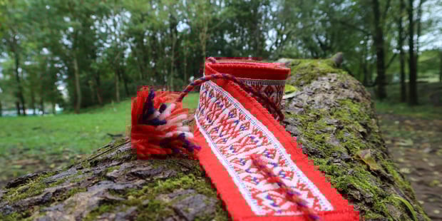 Bilde av samiske koftebelte i landskap