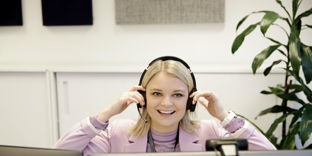 Ung dame med hodetelefoner. Foto.