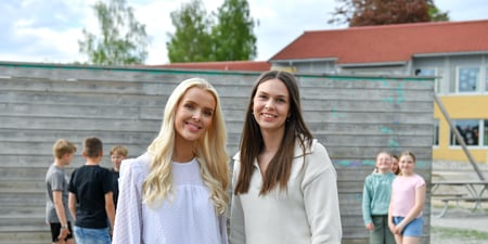 Foto av to kvinnelige lærere i klasserom