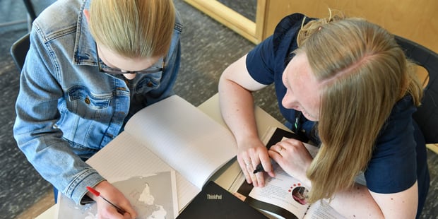 Videregående opplæring. Elev har undervisning med en lærer. Illustrasjonsfoto