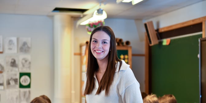 Foto av kvinnelig lærer i klasserom