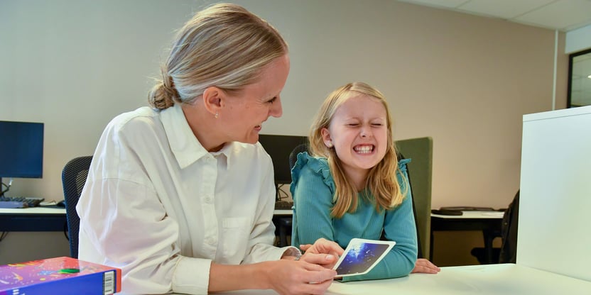 Elev får tilpasset opplæring og støtteundervisning av lærer.