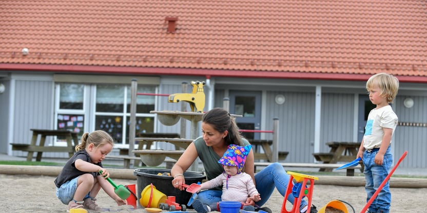Barn leker med barnehagelærer
