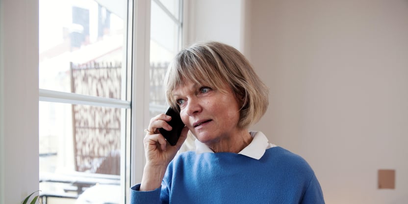 Kvinne snakker i telefonen