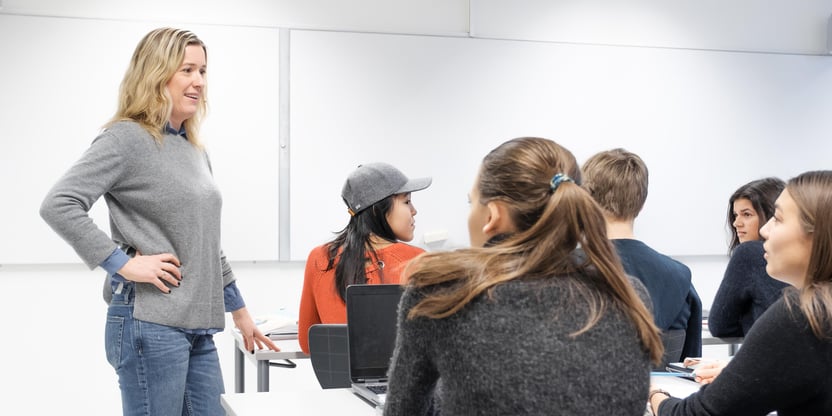 Bilde av lærer med elever i klasserom