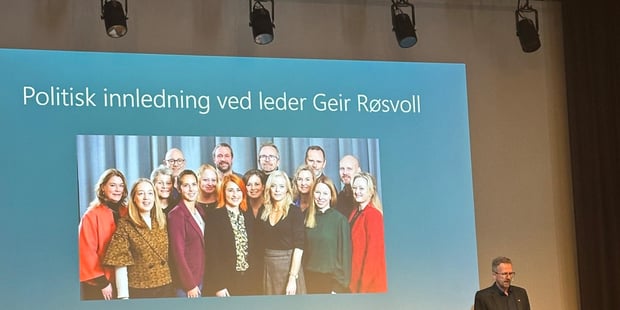 Bildet viser Geir Røsvoll i dialog med deltakarane