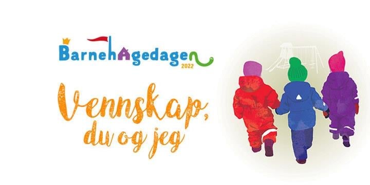 «Barnehagedagen – vennskap, du og jeg» Tre barn i parkdress med ryggen til, holder hverandre i hendene. Illustrasjon med logo og tekst