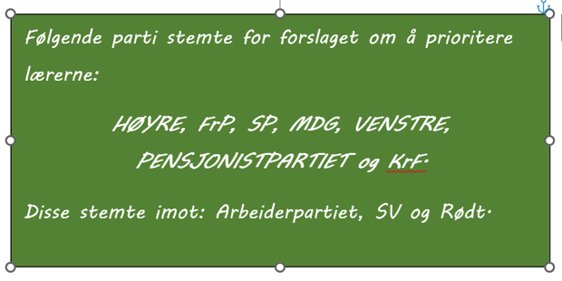 Tavle med påskrift om vedtaket i store bokstaver.