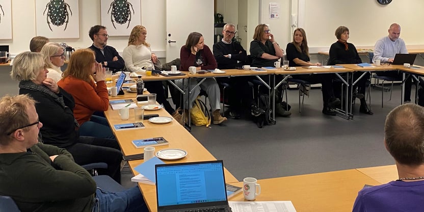 Deltakere på lederfrokost 3. desember sitter og diskuterer ved bord satt opp i en
firkant