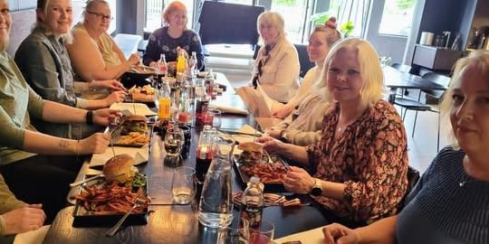 Kjekk gjeng rundt bordet
