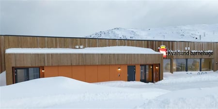 Foto av Kvalsund barnehage i snø