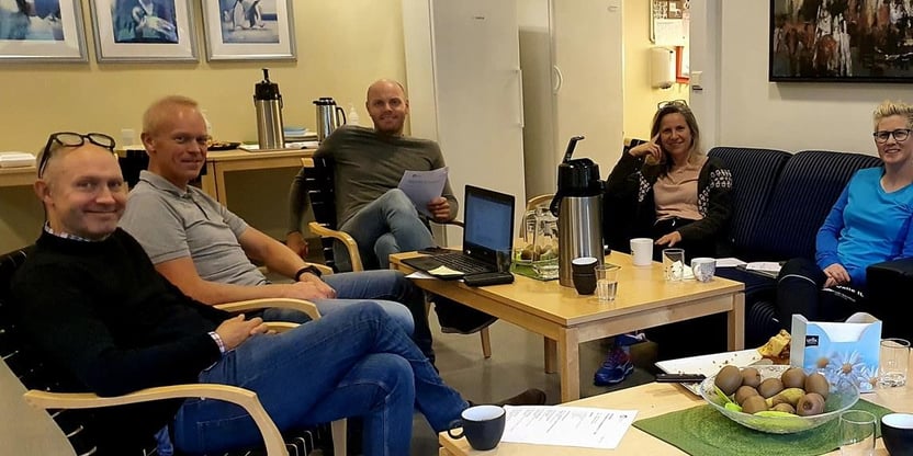 På bildet sees styremedlemmer i Utdanningsforbundet Valle. De sitter rundt et bord.