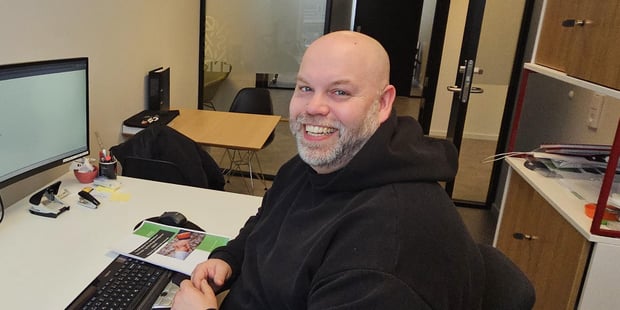 Bilde av Bjørn Martinsen sittende foran pc