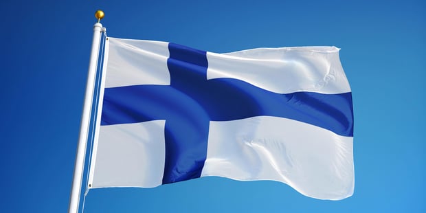 Finsk flagg som vaier i vinden