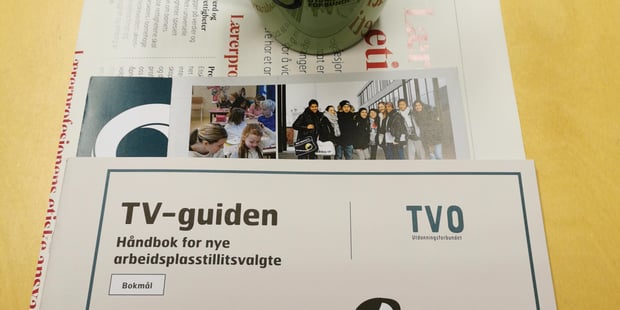 Nye atv fikk TV-guide, kopp, penn, drops og plakat med Lærerprofesjonens etiske plattform på TV1-skolering med lokallaget.