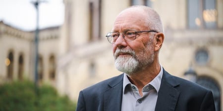 Spesialrådgiver Erik Orskaug i dresssjakke foran Stortinget.