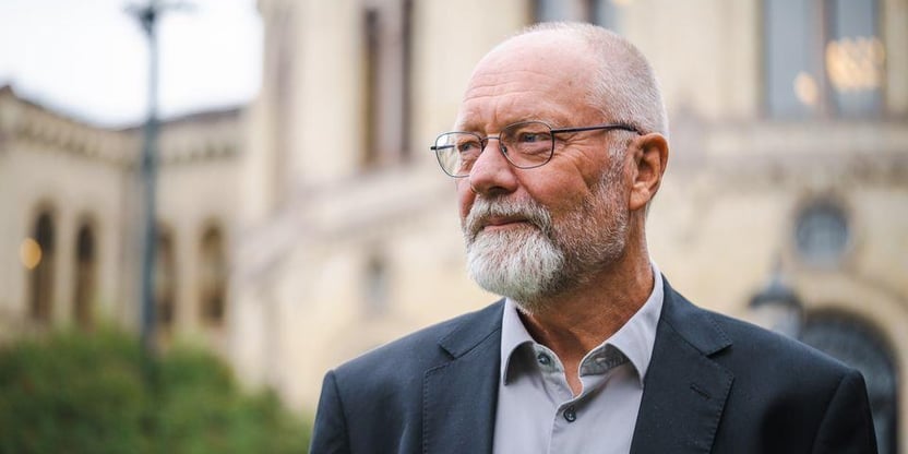 Spesialrådgiver Erik Orskaug i dresssjakke foran Stortinget.