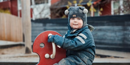 Barn på humpedisse i barnehagen