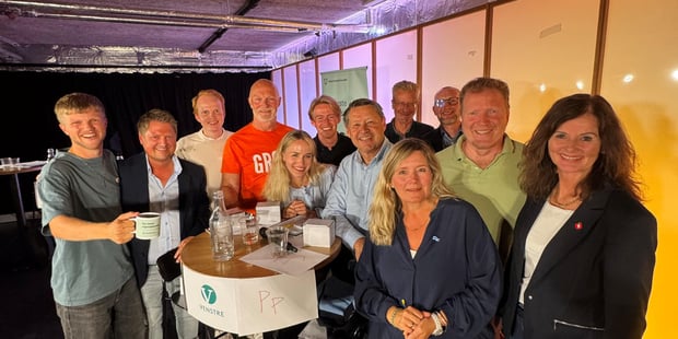 Bilde av arrangører og debattanter